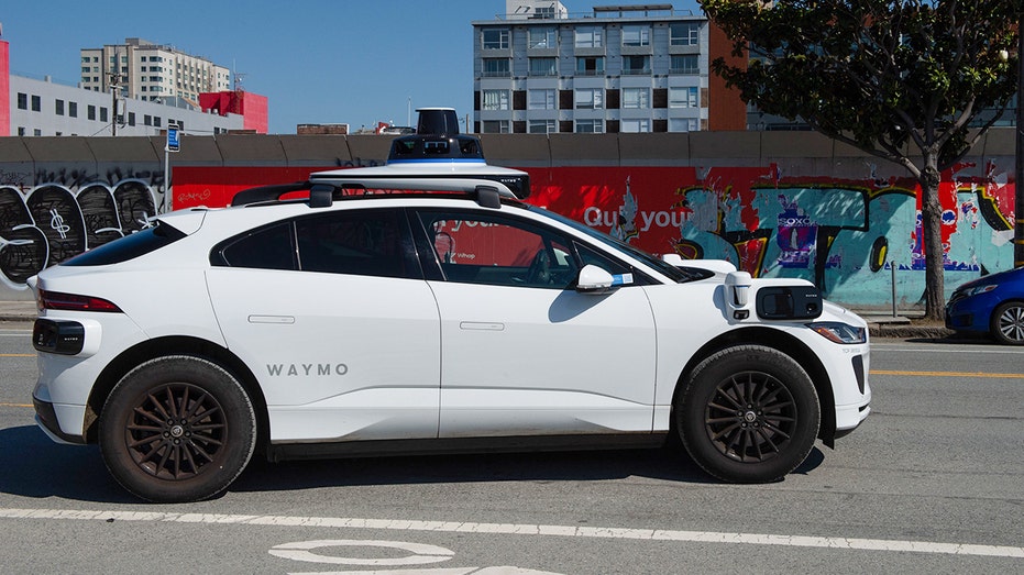 Robotaxi drives off from airport with passenger's suitcase